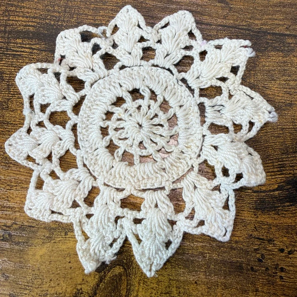2 VTG Hand Crocheted Lace Doilies Cream Starburst‎ Floral 4-5